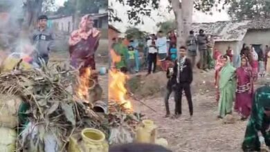 3 123 कलमीभाठा मोहल्ला में बनाई और बेची जा रही अवैध कच्ची महुआ शराब पर महिलाओं का फूटा गुस्सा