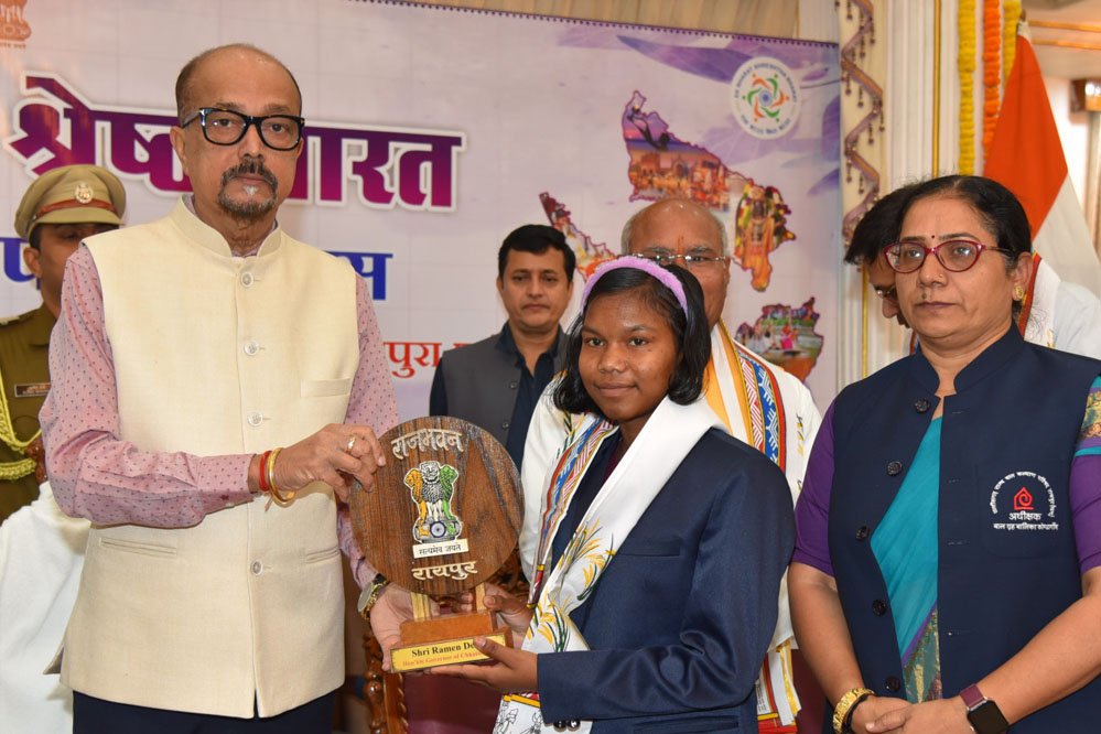 CG News: राज्यपाल डेका ने राष्ट्रीय बाल पुरूस्कार से सम्मानित बालिका का किया सम्मान 1 30A 18 CG News: राज्यपाल डेका ने राष्ट्रीय बाल पुरूस्कार से सम्मानित बालिका का किया सम्मान