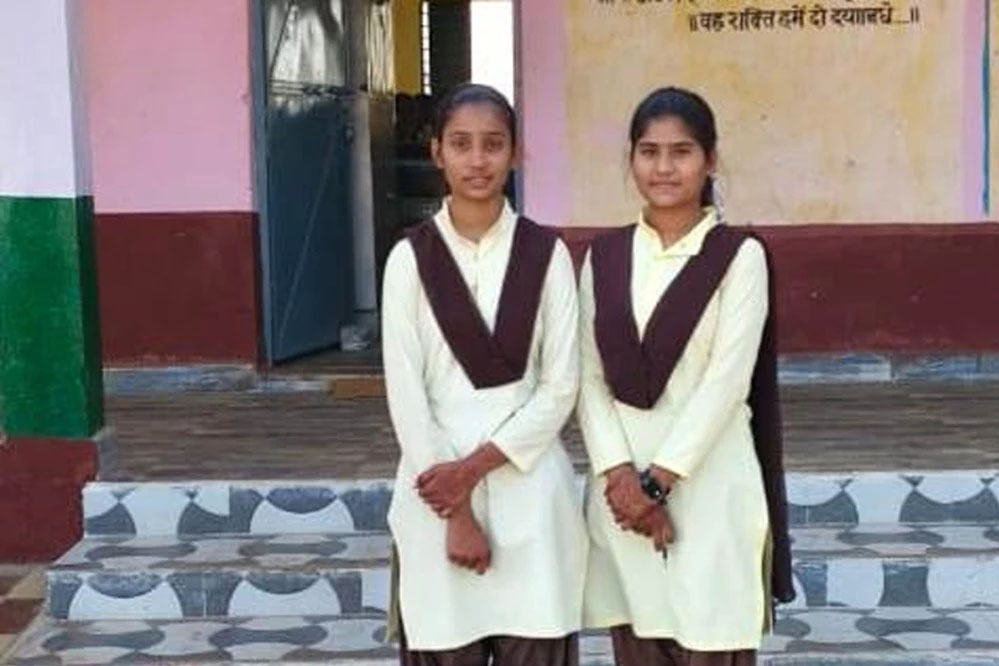 देवरी के स्कूल में टीचर को आया हार्ट अटैक, दो छात्राओं ने सीपीआर देकर बचाई जान 1 30A 49 देवरी के स्कूल में टीचर को आया हार्ट अटैक, दो छात्राओं ने सीपीआर देकर बचाई जान
