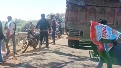 4A 23 पन्ना में वाशिंग पाउडर से भरा ट्रक पलटते ही मची लूट, मदद के लिए चिल्लाता रहा ड्राइवर