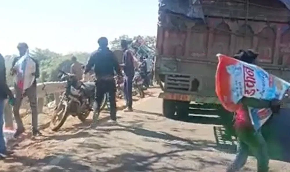 पन्ना में वाशिंग पाउडर से भरा ट्रक पलटते ही मची लूट, मदद के लिए चिल्लाता रहा ड्राइवर 1 4A 23 पन्ना में वाशिंग पाउडर से भरा ट्रक पलटते ही मची लूट, मदद के लिए चिल्लाता रहा ड्राइवर