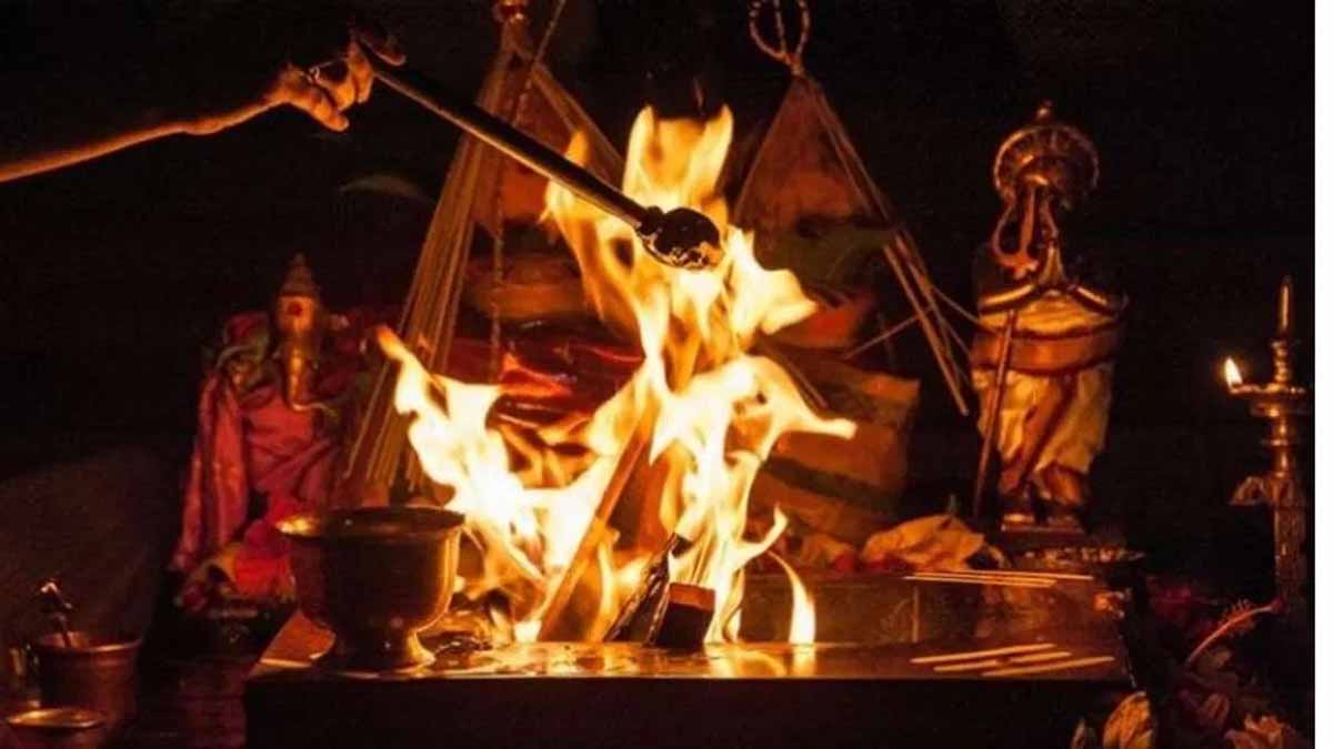 Astrology Tips: हवन में सूर्य के लिए मदार, चंद्र के लिए पलाश की लकड़ी का करें प्रयोग 1 Astrology Tips Havan