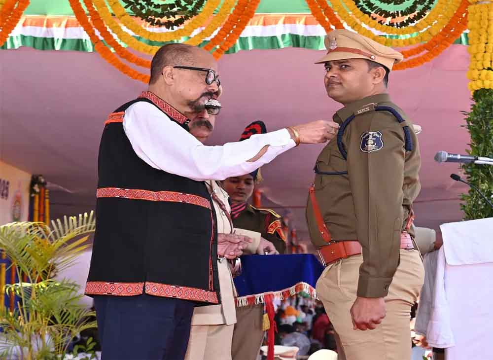 छत्तीसगढ़-रायपुर में गणतंत्र दिवस पर राज्यपाल ने ली परेड की सलामी, 15 अधिकारी-कर्मचारियों को दिए पुलिस वीरता पदक 1 Cg 03 1 21 छत्तीसगढ़-रायपुर में गणतंत्र दिवस पर राज्यपाल ने ली परेड की सलामी, 15 अधिकारी-कर्मचारियों को दिए पुलिस वीरता पदक