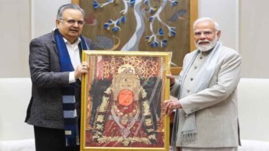 Cg 04 1 16 CG News: छत्तीसगढ़-विस अध्यक्ष डॉ रमन सिंह मिले PM मोदी से, मां बमलेश्वरी का छायाचित्र भेंटकर दिया न्योता