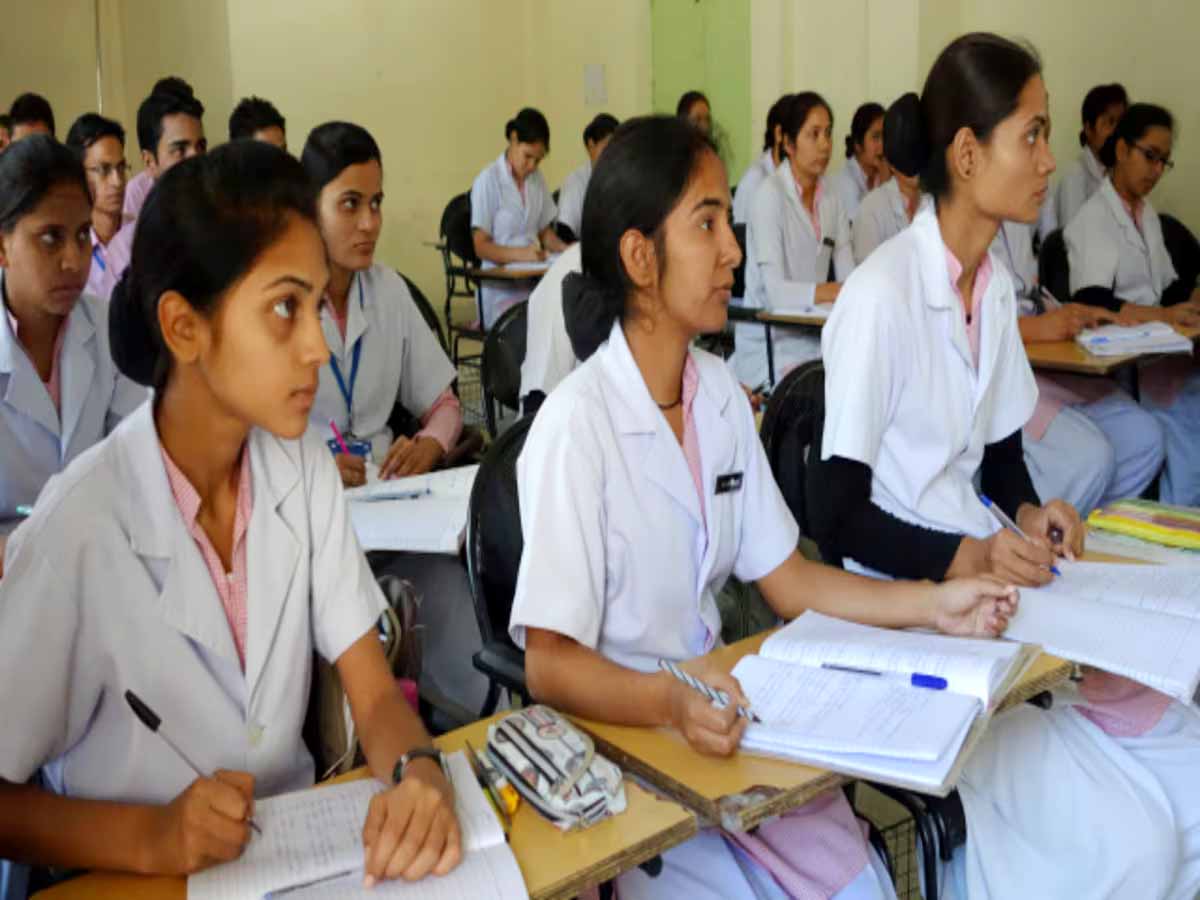 Indore News: नर्सिंग कॉलेज की नई शर्त, छात्रों का प्रवेश रोका 1 Nursing News