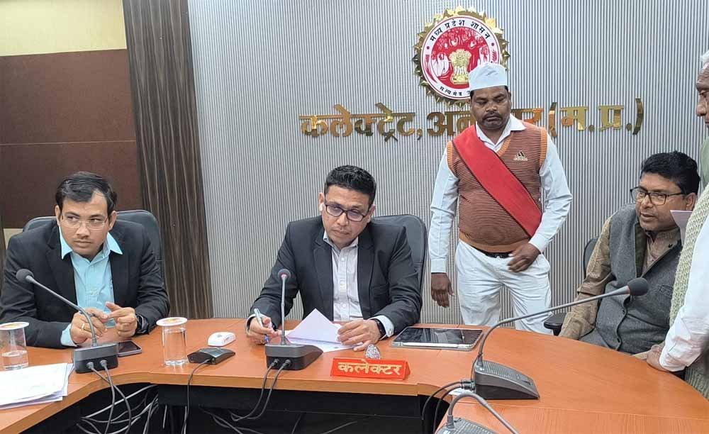 कलेक्टर ने सुनी आवेदकों की समस्याएं, जनसुनवाई में 46 आवेदन हुए प्राप्त 1 jan 1 कलेक्टर ने सुनी आवेदकों की समस्याएं, जनसुनवाई में 46 आवेदन हुए प्राप्त