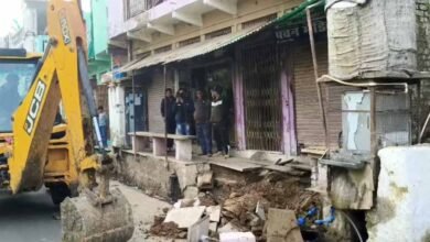 jcb श्योपुर जिले के विजयपुर नगर में टू लाइन सड़क निर्माण के बीच आ रहे अतिक्रमण पर प्रशासन ने जेसीबी चलवा दी