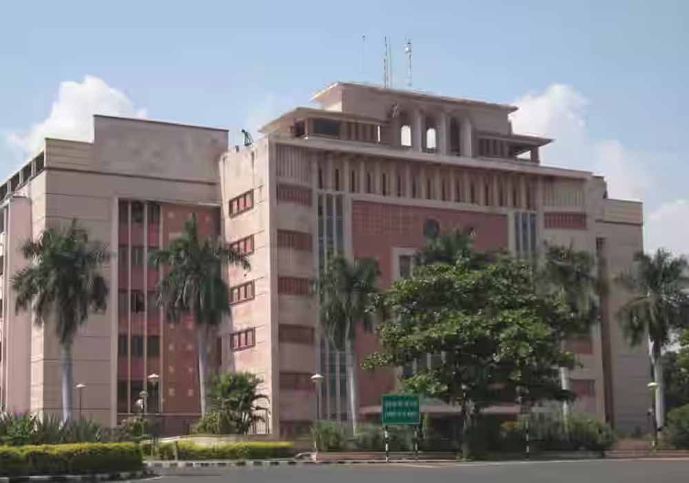 निर्माण कार्यों की गुणवत्ता सुनिश्चित करने के अधिकारियों को जारी किए निर्देश 1 man 1 1 निर्माण कार्यों की गुणवत्ता सुनिश्चित करने के अधिकारियों को जारी किए निर्देश