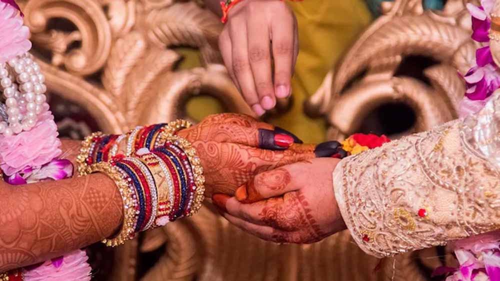 ग्वालियर में एक जोड़ा शादी के बंधन में बंधकर नए जीवन की शुरुआत करने जा रहा था, लेकिन दूल्हा ने की डिमांड, दुल्हन पहुंची थाने 1 shadi ग्वालियर में एक जोड़ा शादी के बंधन में बंधकर नए जीवन की शुरुआत करने जा रहा था, लेकिन दूल्हा ने की डिमांड, दुल्हन पहुंची थाने