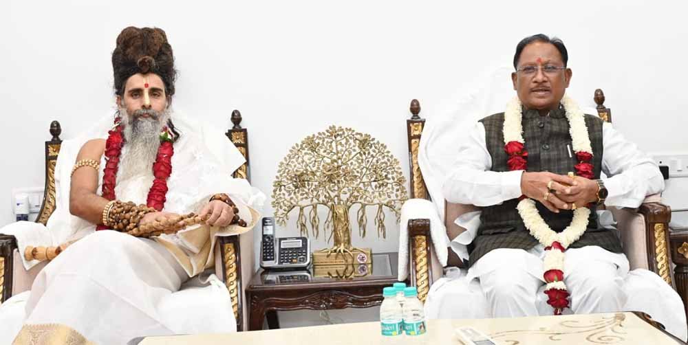 मुख्यमंत्री विष्णु देव साय से सद्गुरु श्री ऋतेश्वर जी महाराज ने की सौजन्य मुलाकात 1 shay मुख्यमंत्री विष्णु देव साय से सद्गुरु श्री ऋतेश्वर जी महाराज ने की सौजन्य मुलाकात