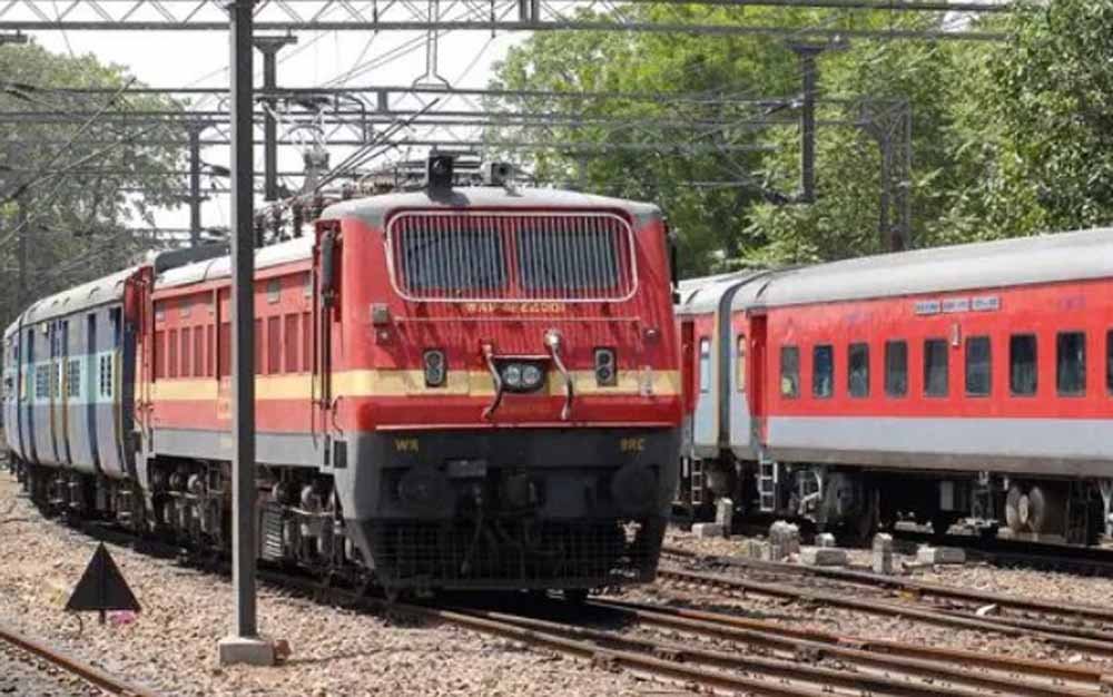 सूरत स्टेशन पर अधोसंरचना कार्य के चलते ट्रेनों के उधना स्टेशन पर ठहराव का निर्णय 1 tren 2 सूरत स्टेशन पर अधोसंरचना कार्य के चलते ट्रेनों के उधना स्टेशन पर ठहराव का निर्णय