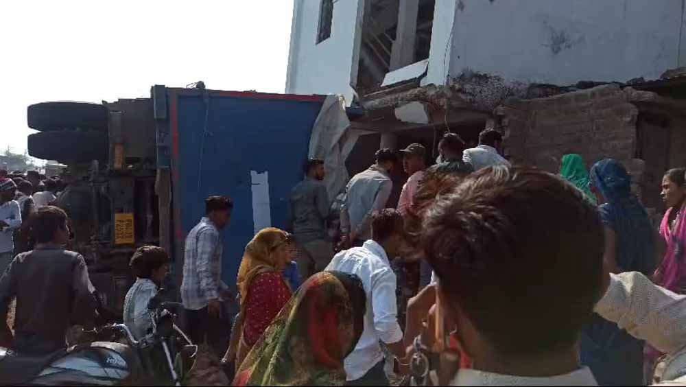 स्टेयरिंग फेल होने से एक डंपर अनियंत्रित होकर एक मकान में जा घुसा, दो बकरियों की मौत, लोगों की लगी भीड़ 1 truk स्टेयरिंग फेल होने से एक डंपर अनियंत्रित होकर एक मकान में जा घुसा, दो बकरियों की मौत, लोगों की लगी भीड़