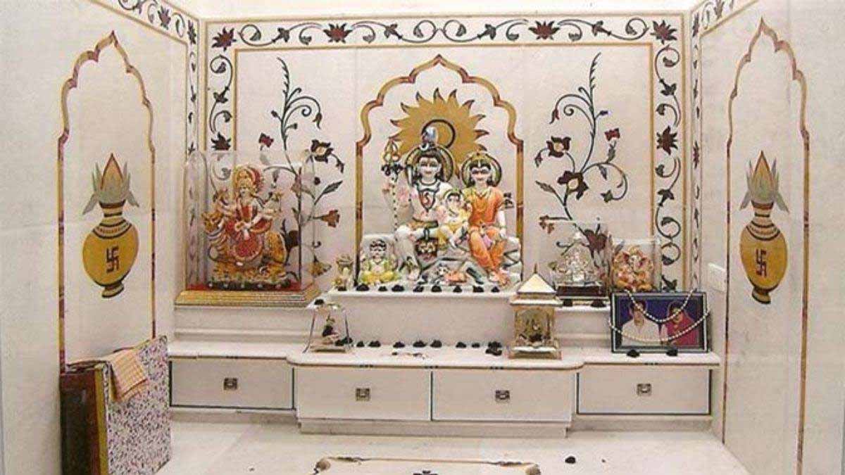 Astrology Tips: पूजा घर में यह रखने से खुलेगी आपकी किस्मत 1 Astrology Tips For Mor Pankh