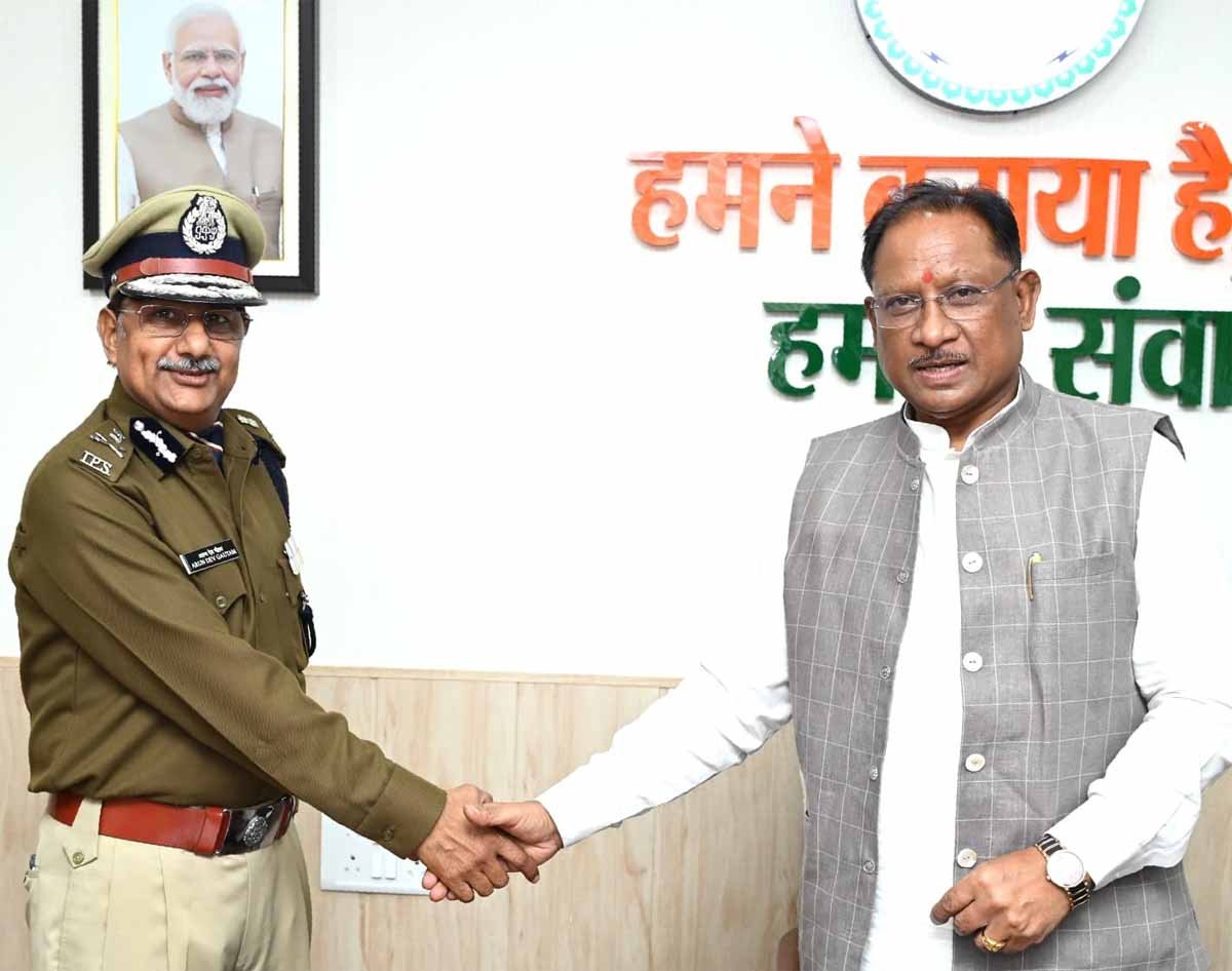 CG News: मुख्यमंत्री विष्णुदेव साय से नवनियुक्त पुलिस महानिदेशक अरुण देव गौतम ने की सौजन्य भेंट 1 CG News