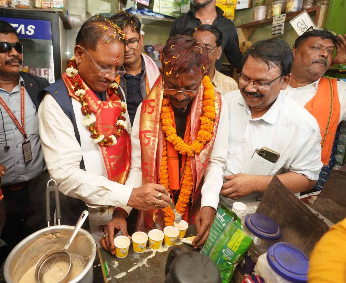 CG News: CM विष्णु देव साय ने महापौर प्रत्याशी जीवर्धन चौहान की चाय की दुकान पर पहुंचकर बनाई चाय 1 CM Vishnu Dev Make Tea