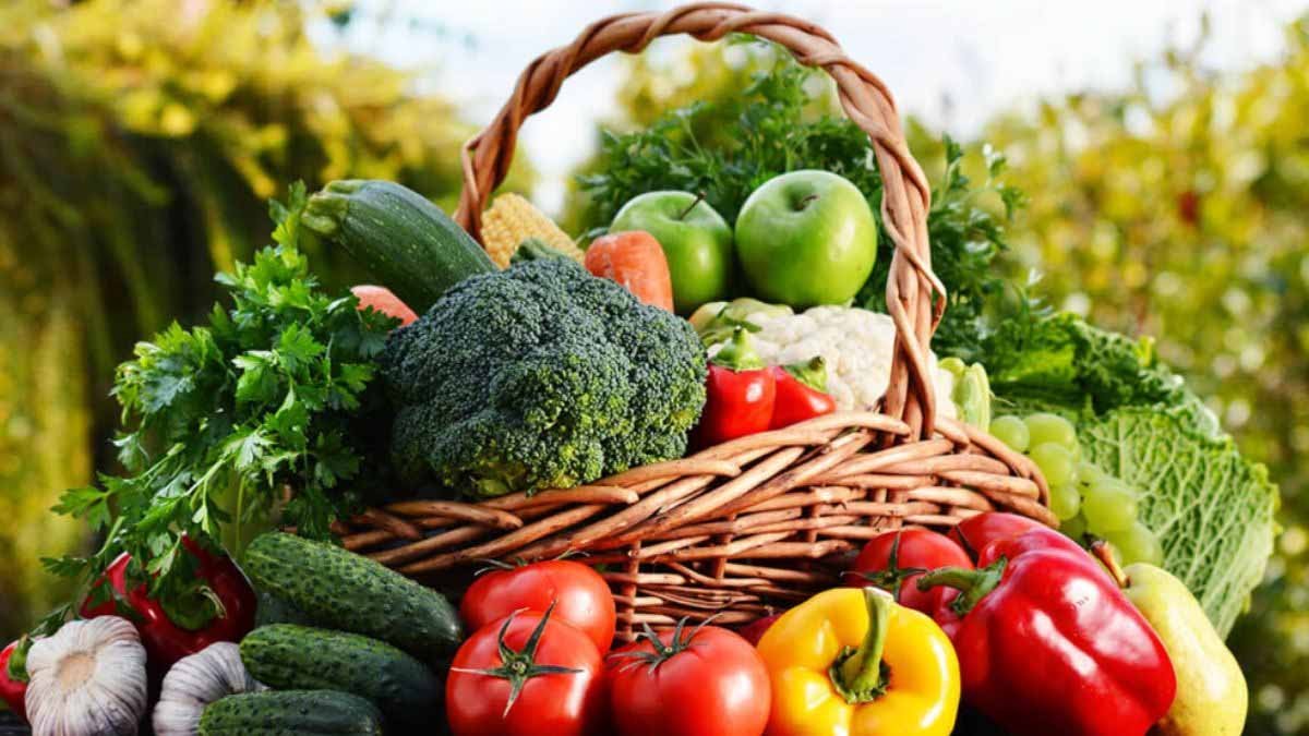 Health Tips: कहीं आप भी तो नहीं खा रहे ये सब्जियां कच्ची? जानिए सेहत पर पड़ने वाले खतरनाक असर! 1 Health Tips For Vegitable