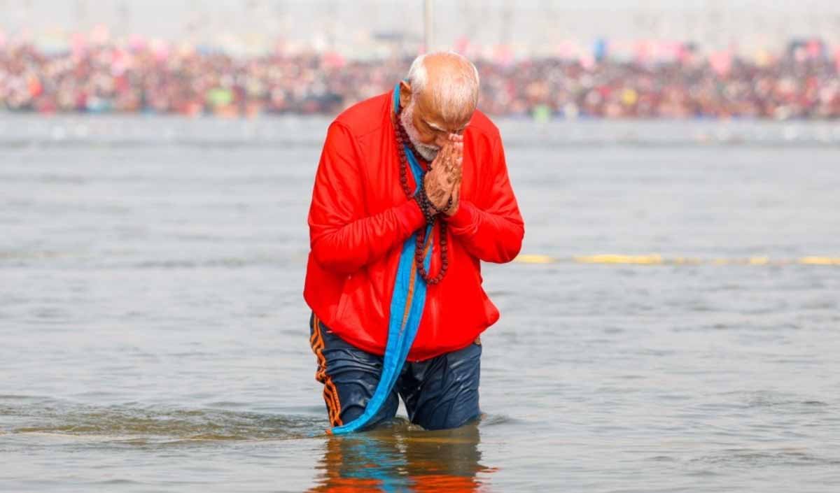 MahaKumbh 2025: पीएम मोदी ने त्रिवेणी संगम में लगाई डुबकी 1 PM Modi Mahakumbh 2025