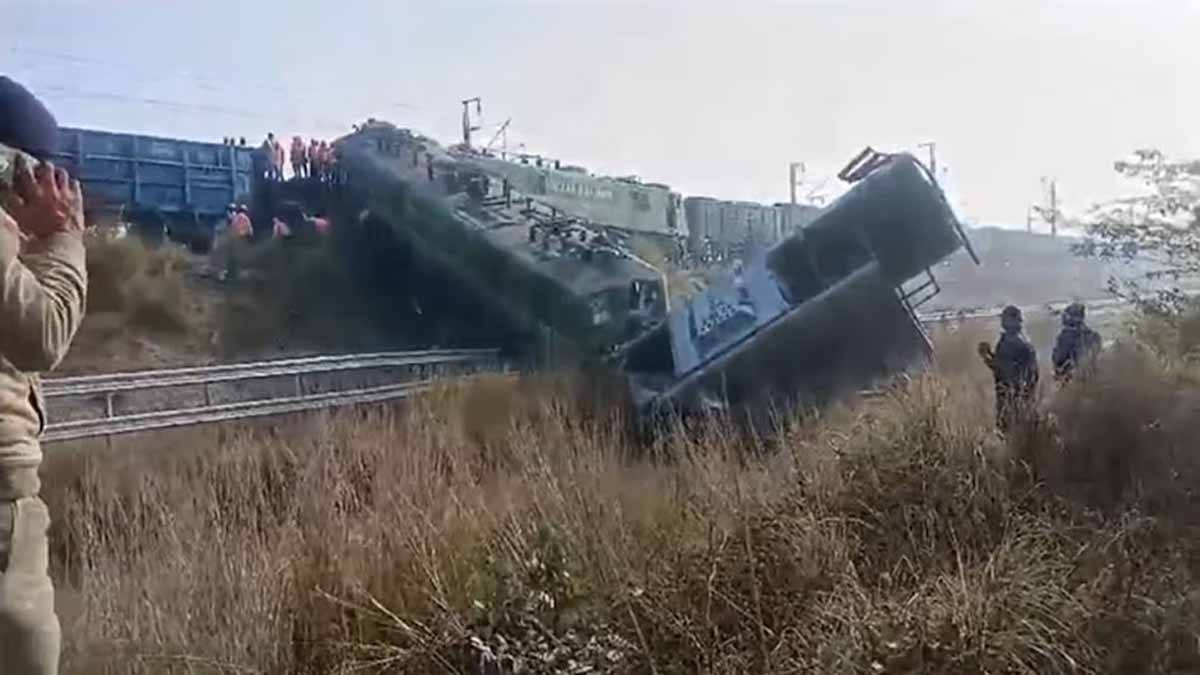 UP News: फतेहपुर में एक ही ट्रैक पर आमने सामने आईं दो मालगाड़ियां, हुई भिड़ंत, ड्राइवर और को-पायलट घायल 1 UP News