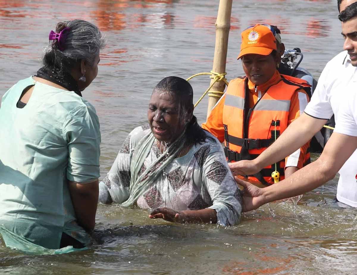 UP News: राष्ट्रपति द्रौपदी मुर्मू ने त्रिवेणी संगम में लगाई डुबकी 1 UP News