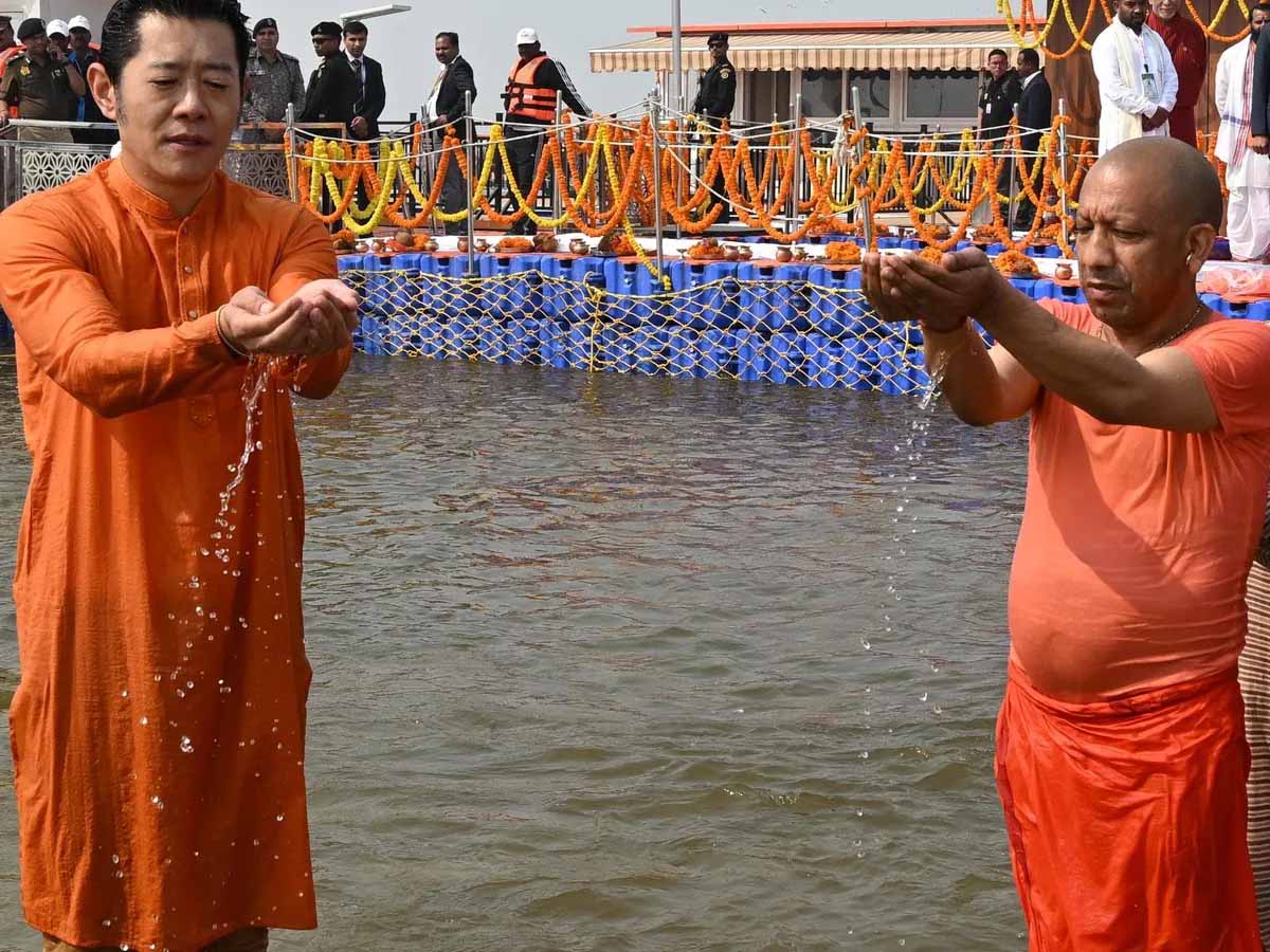 UP News: महाकुंभ में स्नान के लिए भूटान नरेश जिग्मे खेसर नामग्याल वांग्चुक प्रयागराज पहुंचे, सीएम योगी के साथ लगाई डुबकी 1 UP News