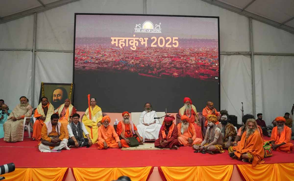 UP News: मेडिटेट विद गुरुदेव फ्रॉम महाकुंभ” के माध्यम से गुरुदेव ने पूरी दुनिया को कराया लाइव ध्यान; महाकुम्भ में श्री श्री तत्त्व द्वारा 250 टन खाद्य सामग्री का वितरण 1 UP News