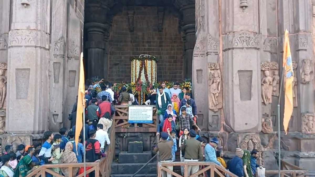 Mahashivratri 2025 पर भोजपुर में उमड़ा जन सैलाब, हजारों श्रद्धालुओं ने किए शिव के दर्शन 1 bhojpur temple news on mahashivratri