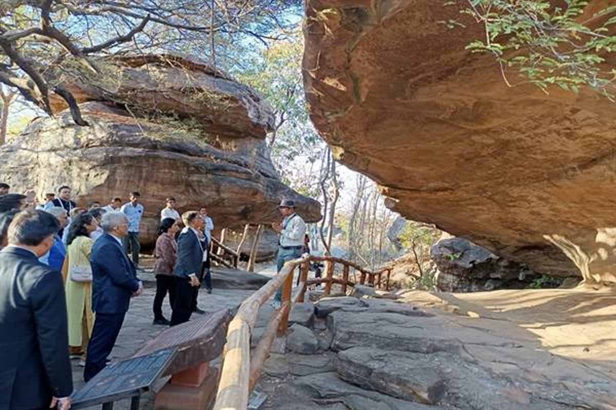 Bhopal News: वित्त आयोग के अध्यक्ष एवं सदस्यों ने विश्व धरोहर भीम बैटका का किया भ्रमण 1 Bhopal News