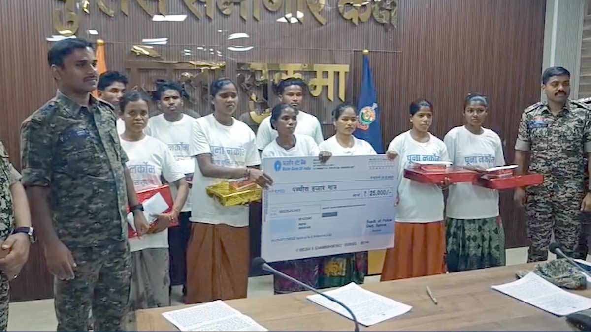 CG News: 26 लाख के इनामी 9 नक्सलियों ने किया आत्मसमर्पण 1 CG News