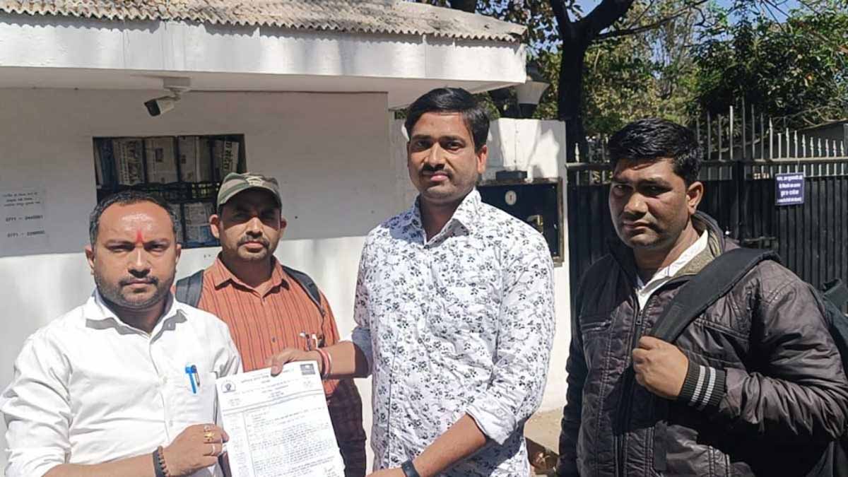 CG News: मनरेगा के दैनिक वेतन भोगी कर्मचारियों ने डिप्टी सीएम शर्मा के नाम पर सौंपा ज्ञापन 1 CG News
