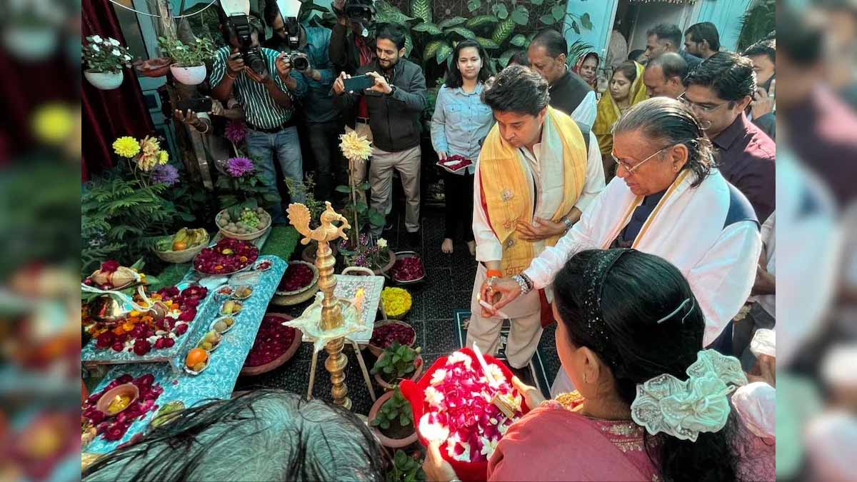 Gwalior News: केंद्रीय मंत्री सिंधिया की जनसुनवाई के दौरान एक महिला अपने खुशी के आंसू नहीं रोक पाईं, महिला को गले लगाकर संभाला 1 Gwalior News