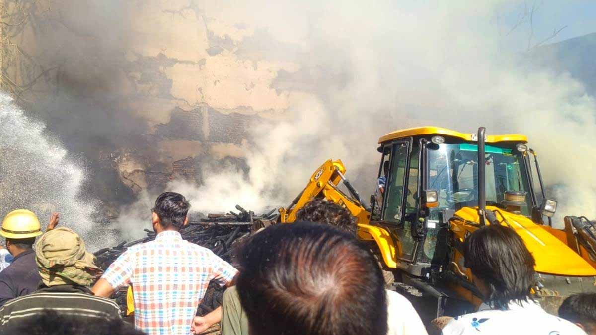 Jabalpur News: सागर में लकड़ी की टाल में लगी भीषण आग, आग बुझाने के लिए सेना की फायर ब्रिगेड की मदद ली गई 1 Jabalpur News