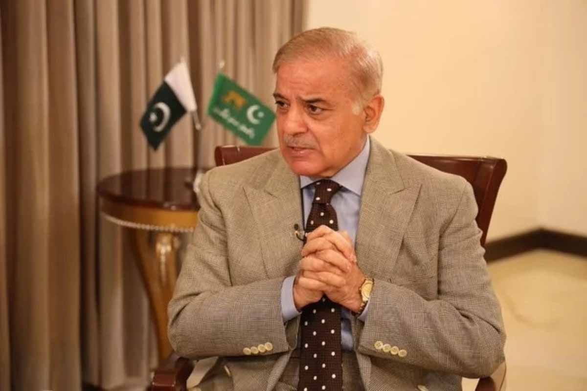 कटोरा लेकर खड़े थे PM Shehbaz, IMF ने पाकिस्तान को दी 1 अरब डॉलर की भीख 1 PM Shehbaz