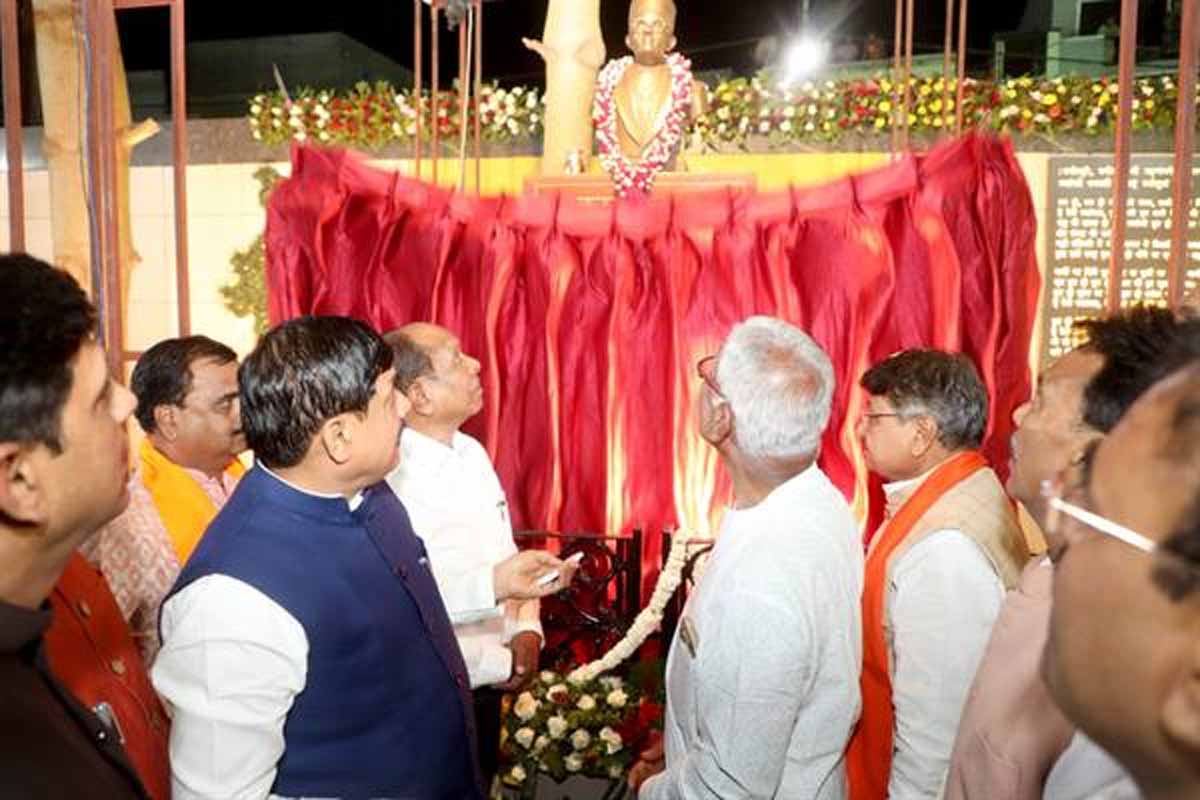 SAVARKAR के पोते बोले- BANGLADESHI मुस्लिमों का करो आर्थिक BOYCOTT 1 SAVARKAR BANGLADESHI BOYCOTT