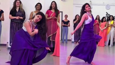 Viral Video On Purple saree