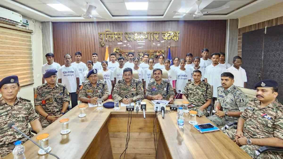 40 लाख रुपये इनामी 22 NAXALITES ने पुलिस-CRPF के सामने किया सरेंडर 1 22 NAXALITES