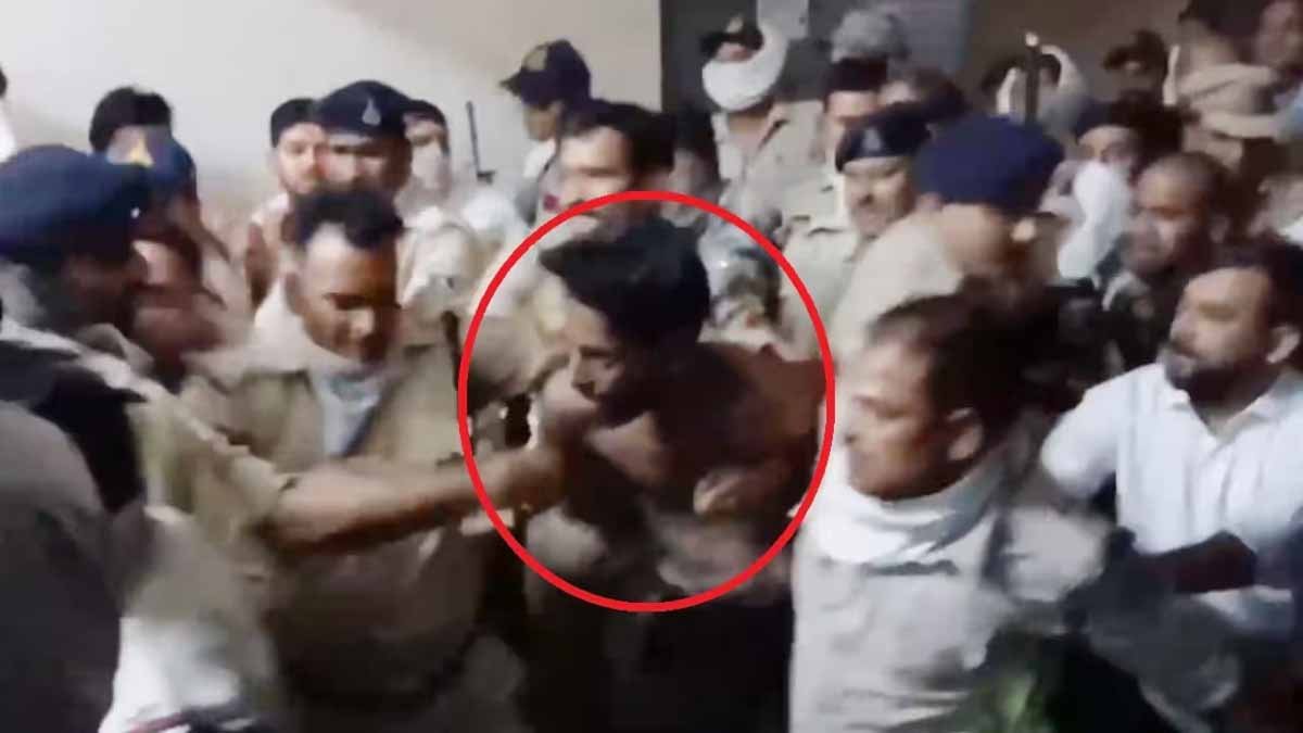 BHOPAL LOVE JIHAD CASE: हिंदू लड़कियों से दुष्कर्म के आरोपियों को कोर्ट ले जाते समय फूटा वकीलों का गुस्सा 1 BHOPAL LOVE JIHAD CASE Lawyers anger