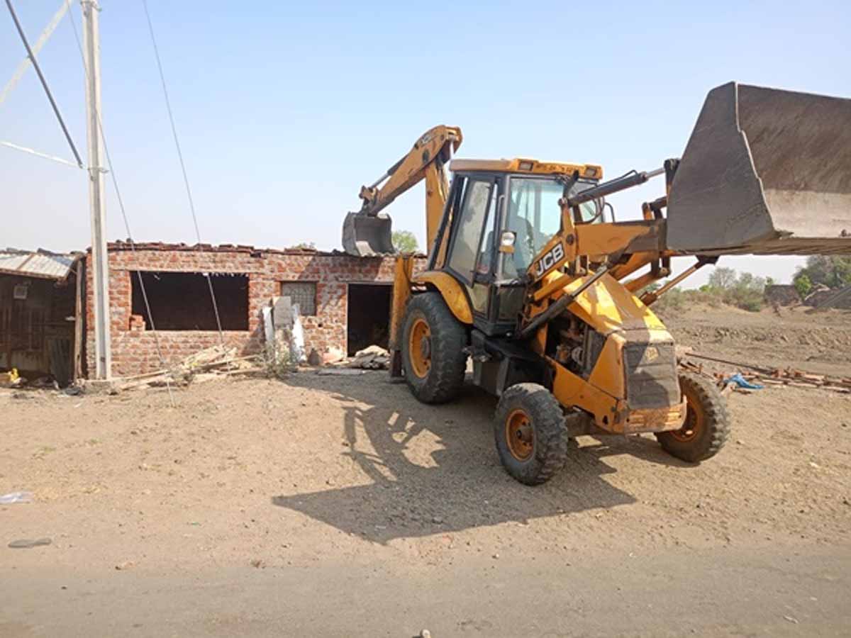 MP News: हिंदू लड़की को भगाने वाले अनस की दुकान-मकान पर चला बुलडोजर 1 Sagar Buldozer