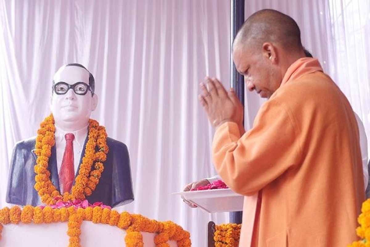 UP News: सीएम योगी ने अपनी कैबिनेट के साथ डॉ. आंबेडकर को दी श्रद्धांजलि 1 UP News