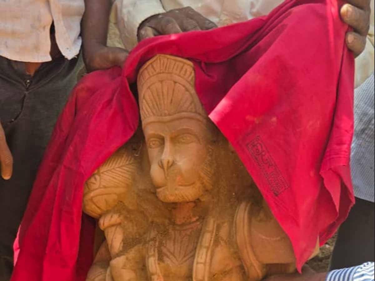 UP News: बरेली में खेत में खुदाई के दौरान निकली हनुमान जी की प्रतिमा 1 UP News