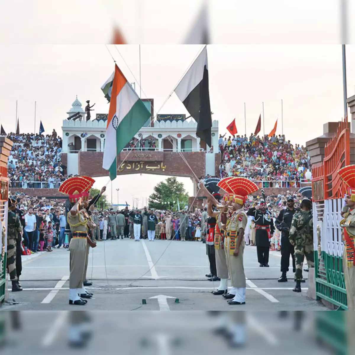 Atari-Wagah Border पर रिट्रीट सेरेमनी के दौरान होने वाले औपचारिक प्रदर्शन में बदलाव 1 atari-wagah border retreat ceremony changes