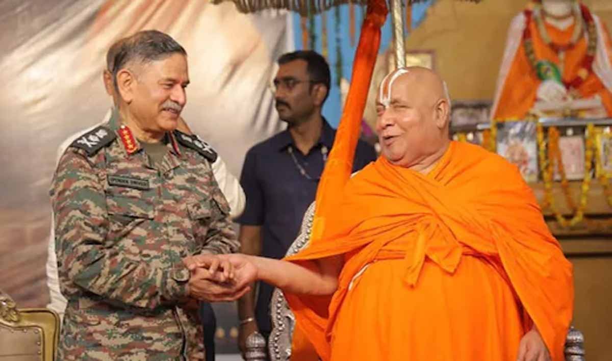 ARMY CHIEF जनरल उपेंद्र द्विवेदी से स्वामी रामभद्राचार्य ने दक्षिणा में मांग लिया POK 1 ARMY CHIEF General Upendra Dwivedi
