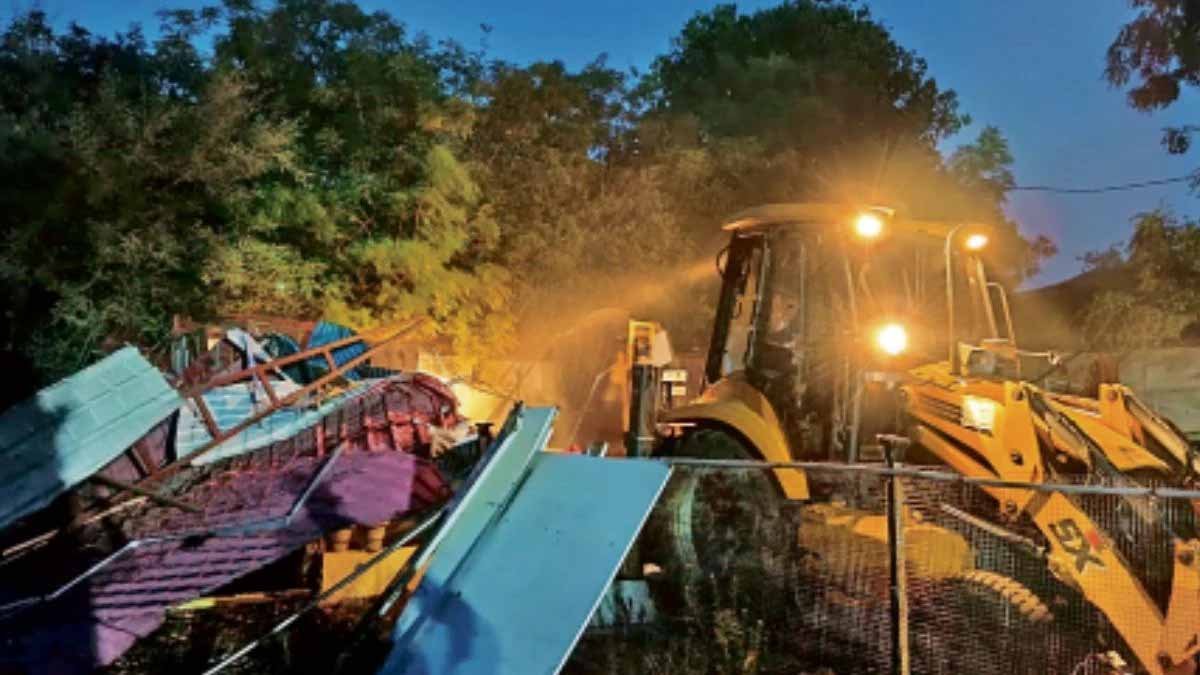 BHOPAL LOVE JIHAD: हिंदू छात्राओं से रेप का अड्डा बने CLUB-90 िरसॉर्ट पर चला BULLDOZER 1 BHOPAL LOVE JIHAD CLUB-90 RESORT Bulldozers Run