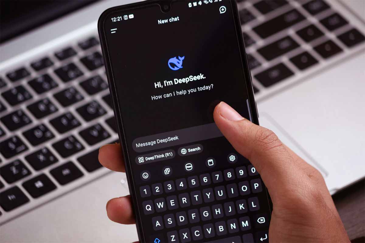 DeepSeek का नया डिस्टिल्ड AI मॉडल R1-0528-Qwen3-8B बना चर्चा का केंद्र, Gemini और Phi 4 को दी चुनौती 1 DeepSeek