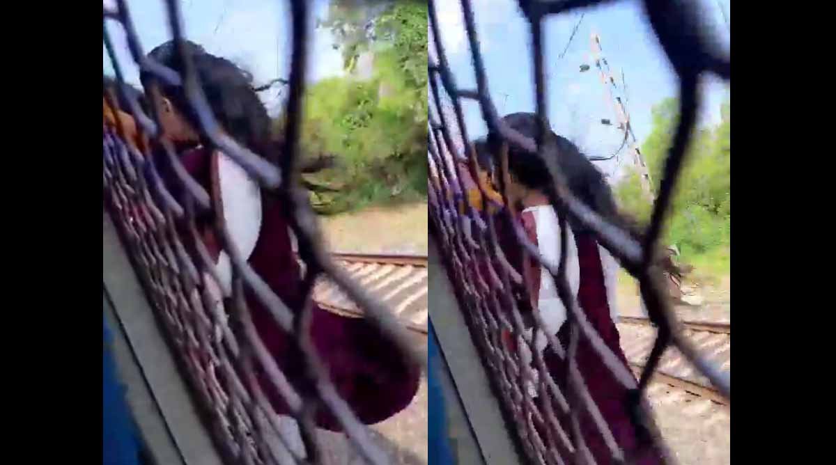 चलती ट्रेन के दरवाजे पर लटककर सफर करती दिखीं युवतियां, देखें Viral Video 1 Mumbai Local Train