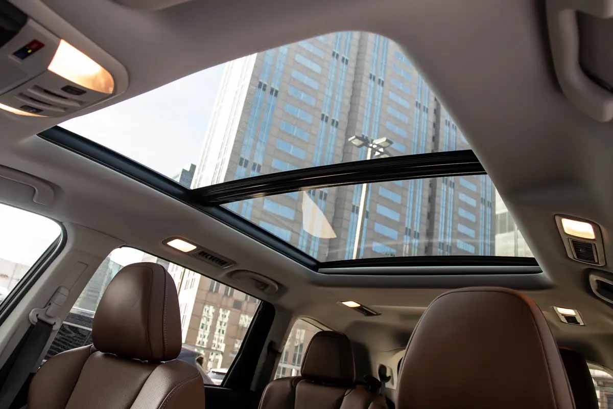 Car में ये 5 Features आपका सफर बनाते हैं सुविधाजनक, जानिए कौन से हैं ये ट्रेंडिंग फीचर्स 3 Panoramic Sunroof Car Trending Features
