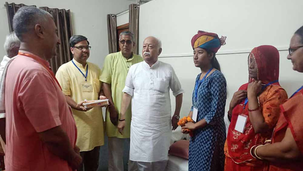 RAJASTHAN Board Result 2025: 10वीं की टॉपर छात्रा को बधाई देने पहुंचे RSS CHIEF 1 RAJASTHAN Board Result 2025 RSS CHIEF Mohan Bhagwat
