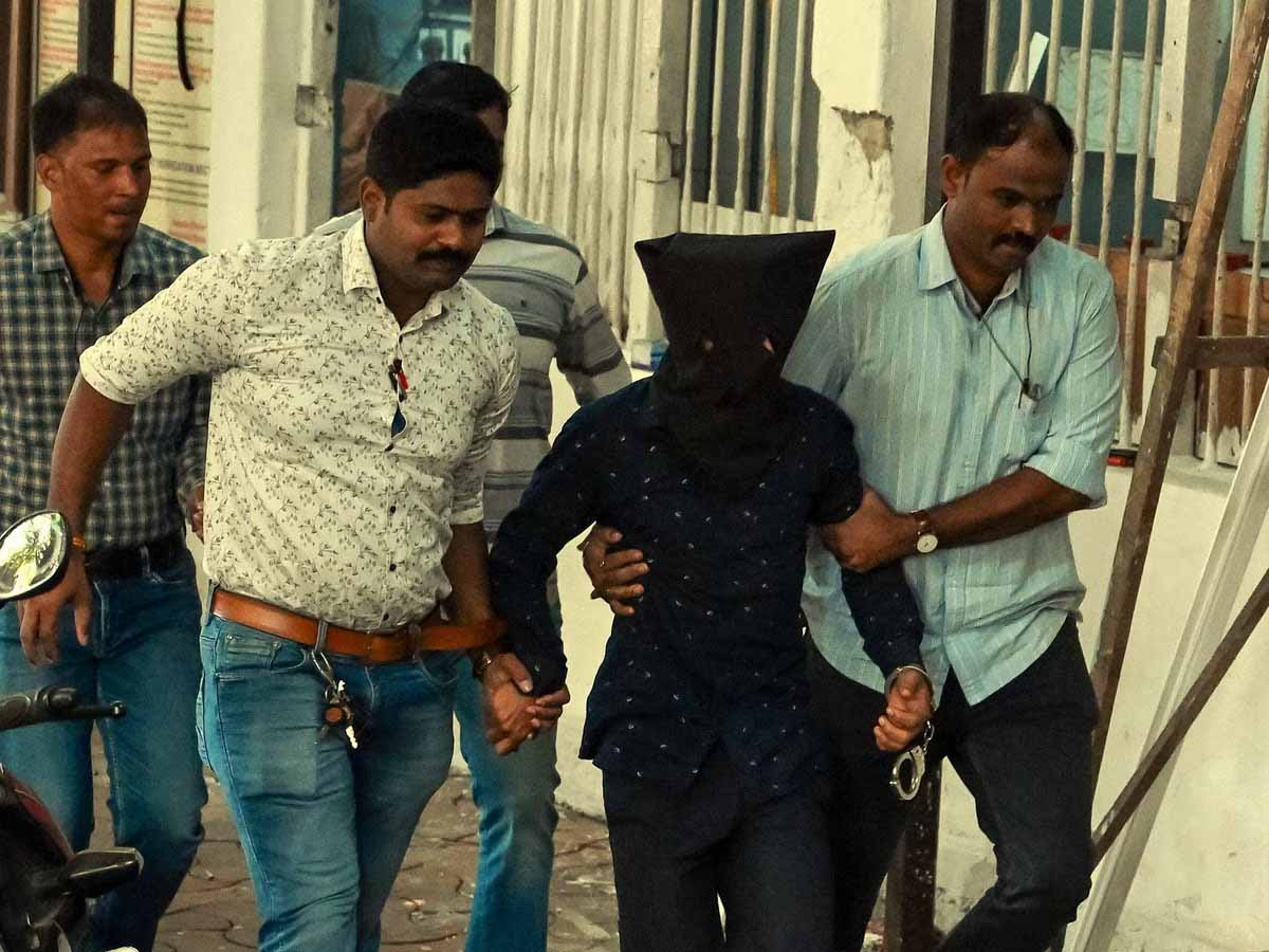 CG News: रायपुर में छ.ग्र. पुलिस का बांग्लादेशियों के खिलाफ बड़ा एक्शन, हिरासत में लिए गए 10 संदिग्ध 1 10 bangladeshi arrest on raipur