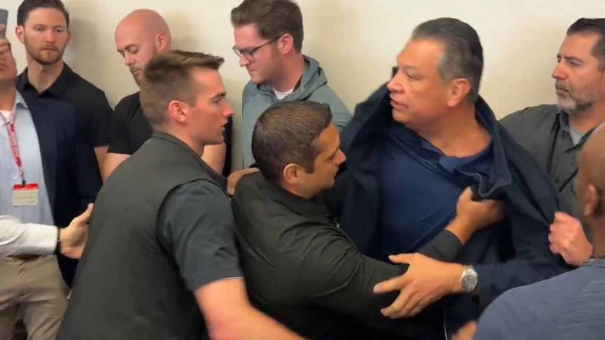 अमेरिकन डेमोक्रेटिक सीनेटर Alex Padilla को प्रेस कॉन्फ्रेंस से निकाला गया बाहर, लॉस एंजेलेस में हो रहा था कॉन्फ्रेंस 1 Alex padilla