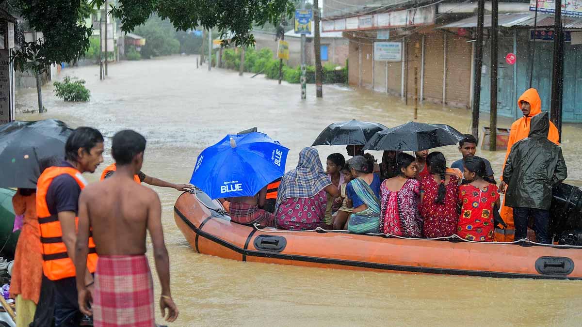 Desh News: पूर्वोत्तर में भारी बारिश, ASAM में बाढ़ से 7 लाख लोग बेघर 1 Desh News Northeast, Assam Heavy Rain Floods