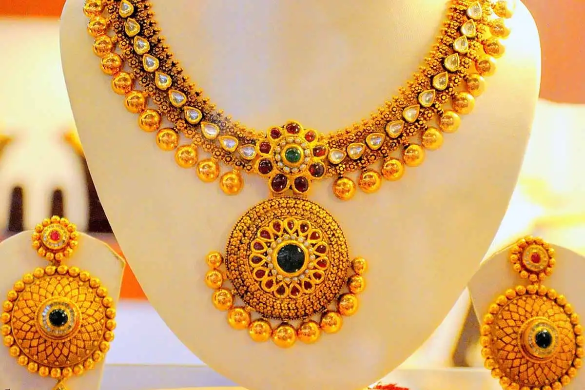 Gold Price Today: सोना-चांदी में आई गिरावट, जानें आज का भाव 1 Gold Price